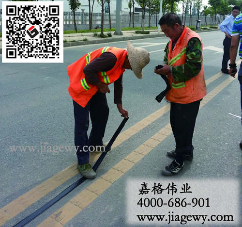 沥青路面贴缝带无尘施工