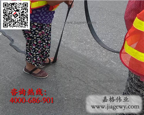 沥青路面贴缝带无尘施工