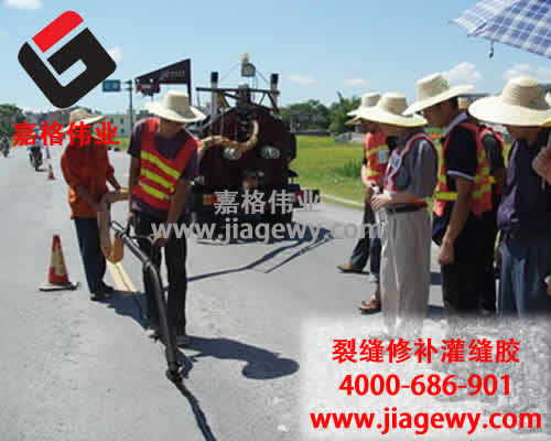 领导高温下慰问一线公路灌缝胶养路工 领导高温下慰问一线公路灌缝胶养路工