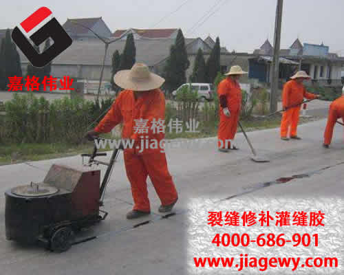 万通公路养护队停止沥青灌缝胶灌缝作业，确保高考学生安全通畅出行