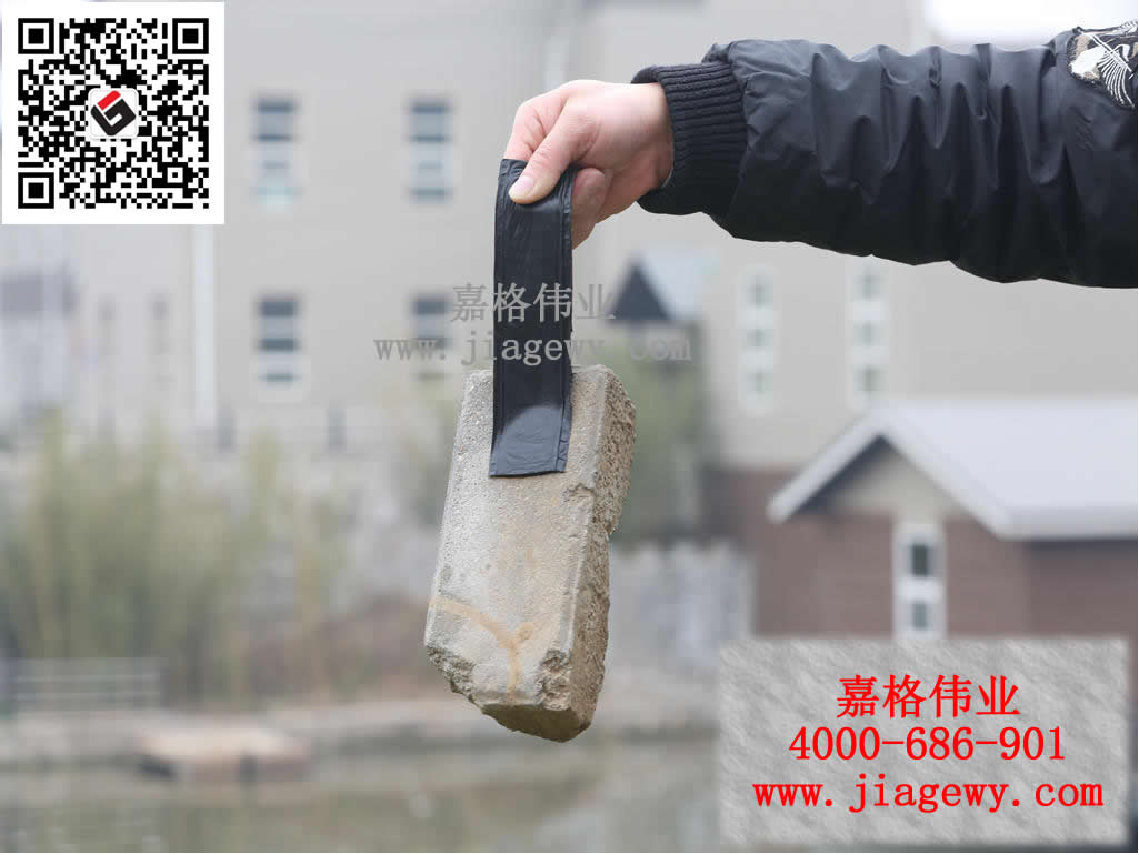 沥青贴缝带吊起水泥砖头，路面细微裂缝,裂缝愈合,沥青贴缝带