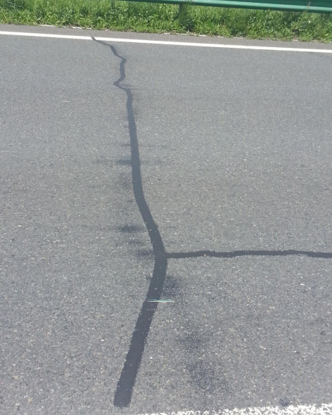 沥青道路贴缝带施工效果