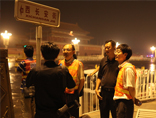 交通部公路院院长周伟在长安街橡胶沥青路面施工现场进行技术指导