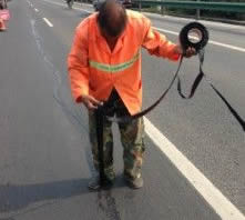 “黑科技”产品贴缝条，对抗道路裂缝效果好