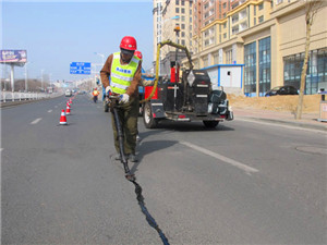 对嘉格道路灌缝胶售后服务人员的印象,高工就是他们的缩影