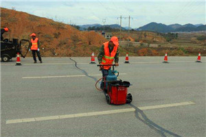 水泥混凝土道路路面的伸缩缝需要灌缝什么样的沥青材料呢？