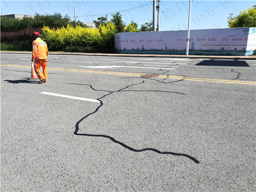 山东道路养护现场使用施工效率高的嘉格公路贴缝带修补道路裂缝