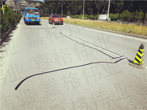 嘉格公路贴缝带售后服务走进西藏地区