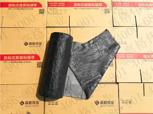 湖北省武汉东西湖水泥路面白改黑中抗裂贴的应用
