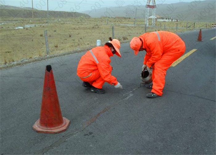 买修补裂缝的道路密封胶时您更应该关注什么 买修补裂缝的道路密封胶时您更应该关注什么