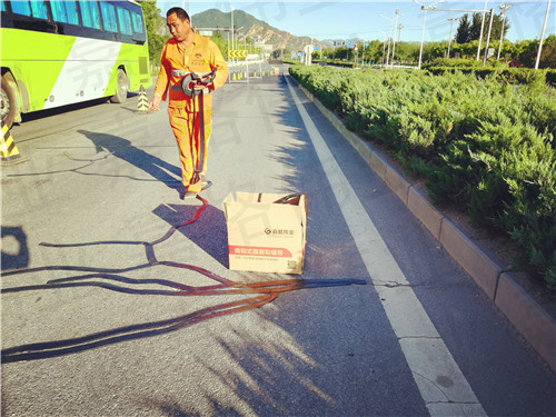 老司机详解为什么道路养护选择嘉格公路贴缝带