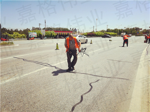 嘉格道路贴缝带粘贴技术被称为神奇的道路养护技术