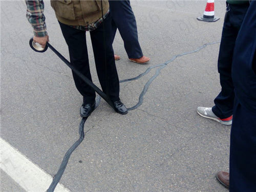 嘉格公路裂缝贴缝带高效的施工效率