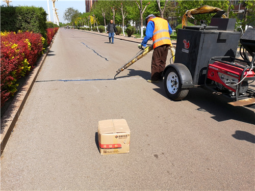 道路出现裂缝，公路灌缝胶是怎么和工人一起完成修补的呢？