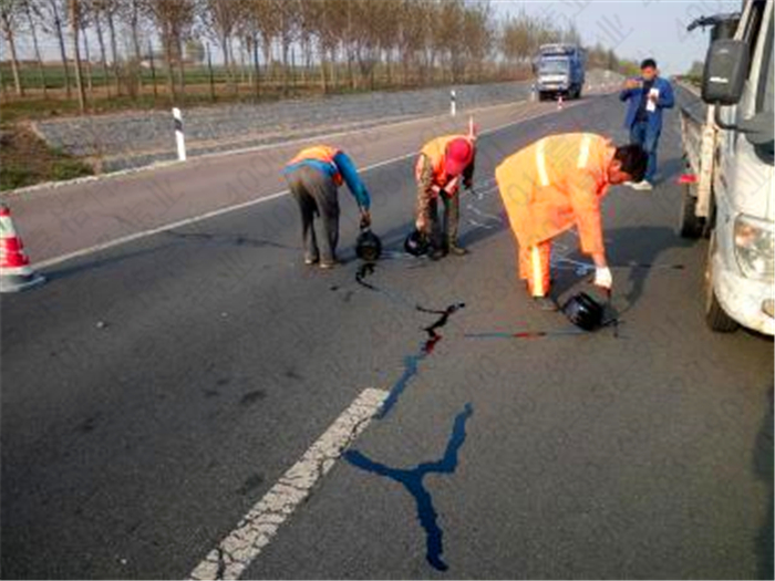 关于公路路面灌缝材料的常见问题