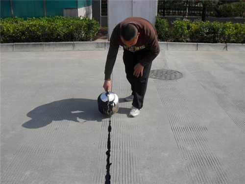 记一位奋斗在一线的沥青路面灌缝胶道路养护人